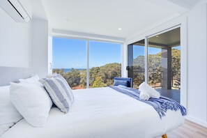 5 bedrooms, desk, iron/ironing board, free WiFi - Becker Bliss - 5 bedrooms, ocean views, sleeps 12 (Forster)