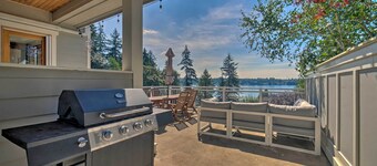 Spacious Lake Stevens Home w/ Fire Pit, Patio
