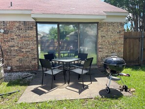 Outdoor dining - Sunset Rose Retreat (Garland)