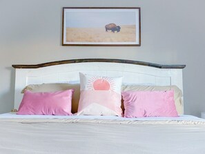 3 bedrooms, desk, iron/ironing board, free WiFi - Sunset Rose Retreat (Garland)