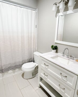 Combined shower/tub, hair dryer, bidet, towels - Sunset Rose Retreat (Garland)