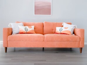 Smart-TV, Kamin, Tischfußball, Bücher