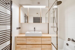 Hair dryer, towels - Amazing Landstraße 3BR w/ Elevator, nr Central Station, by Blueground (Vienna)