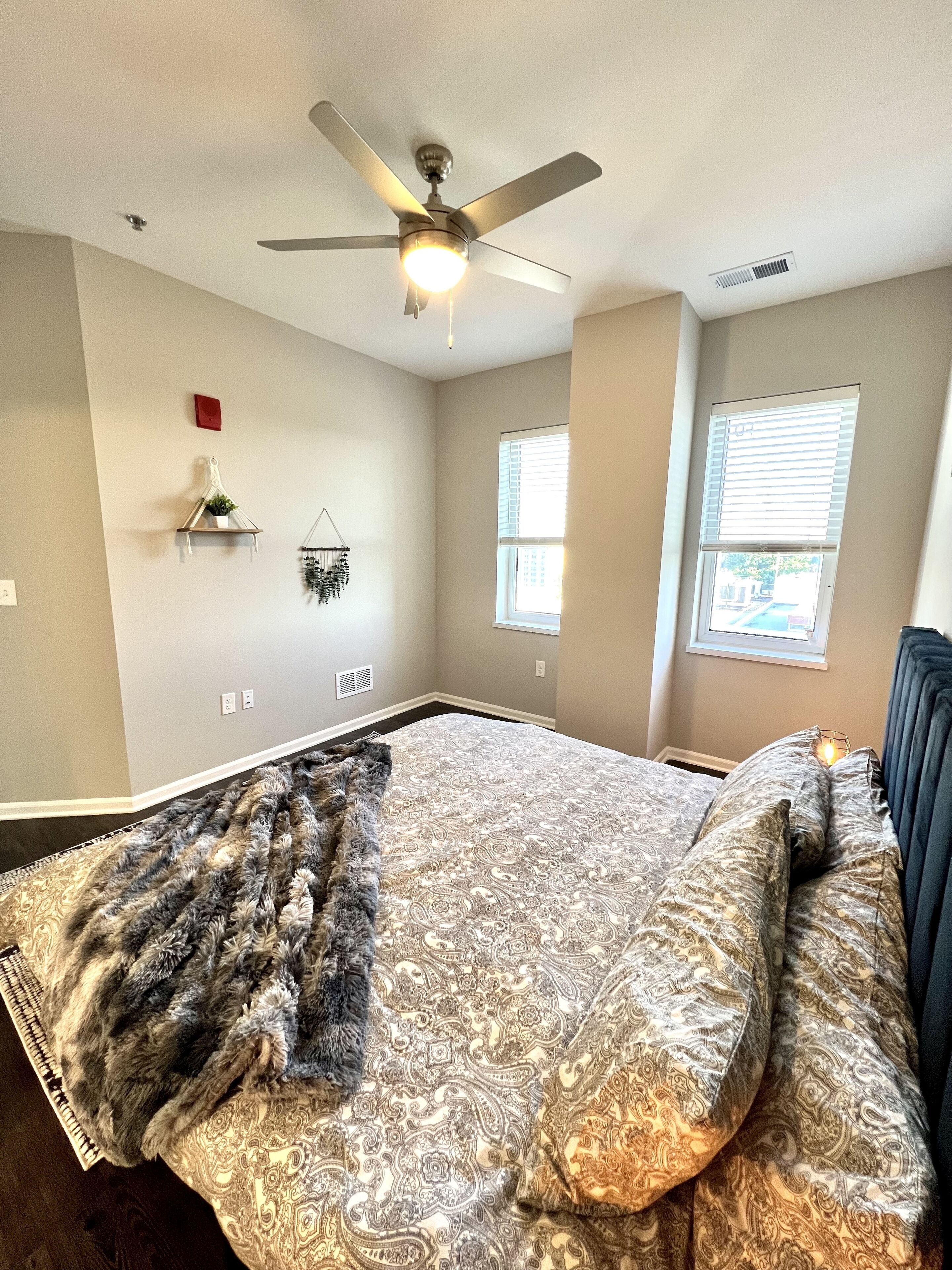 LUXE 2 BD/2 BA Apt with Balcony+Gym+FREE Parking