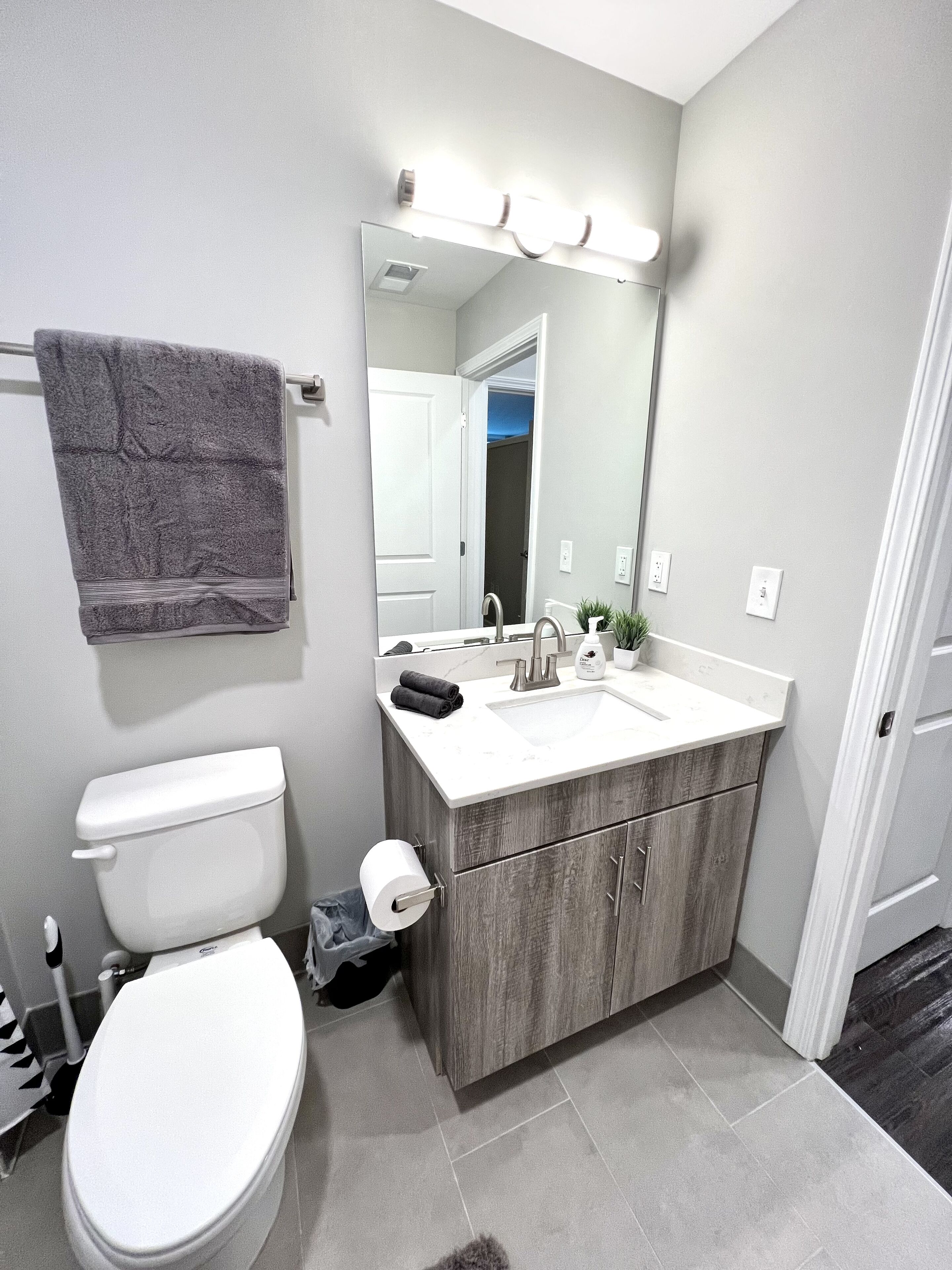 LUXE 2 BD/2 BA Apt with Balcony+Gym+FREE Parking