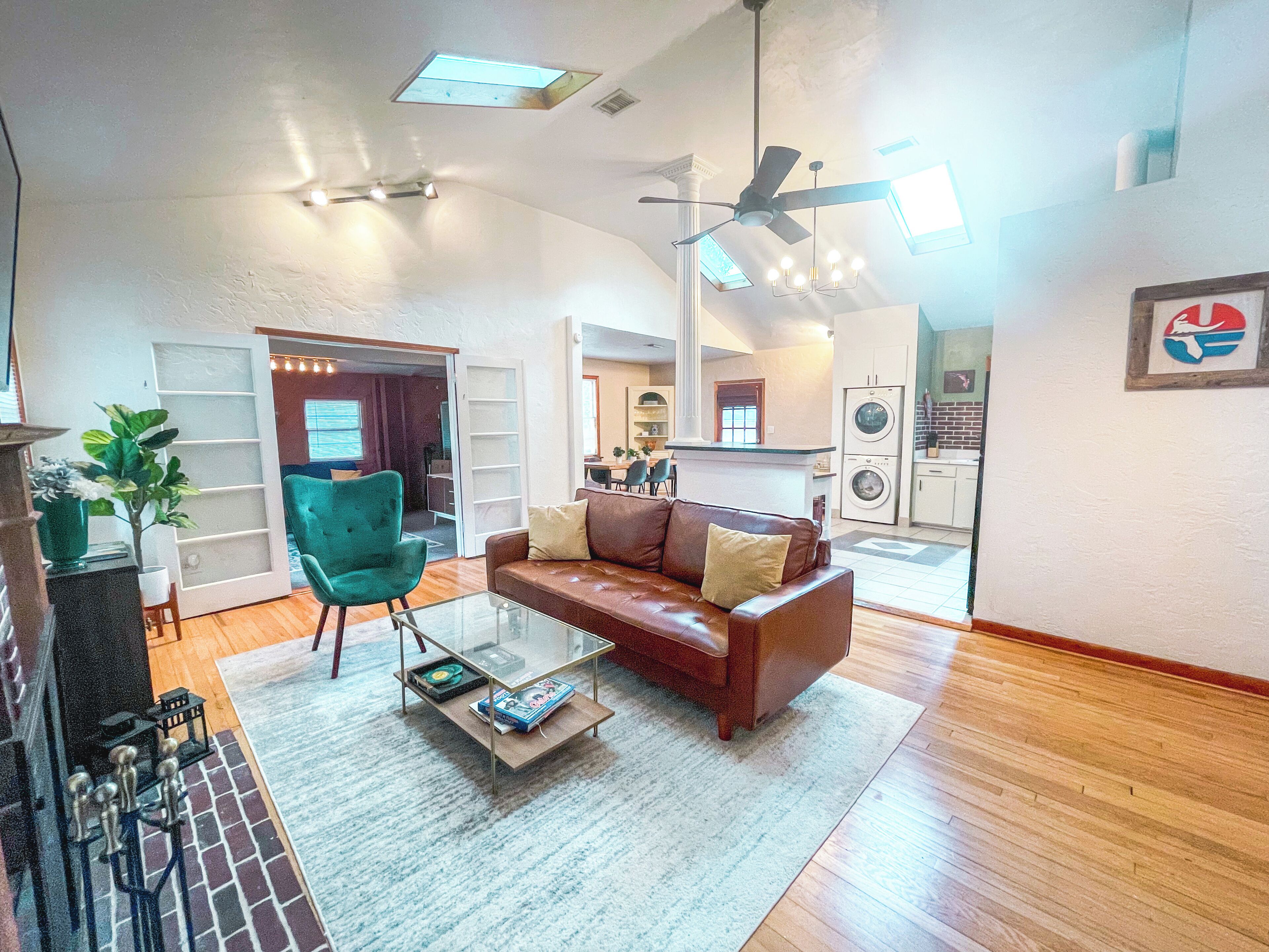 The Orange Bungalow - UF's closest Vrbo house