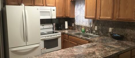 Kühlschrank, Mikrowelle, Ofen, Herdplatte