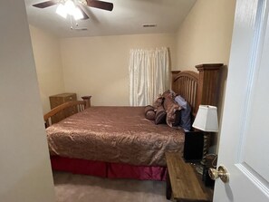 2 bedrooms, desk, iron/ironing board, free WiFi - Comfortable and quiet location.   (Cross)