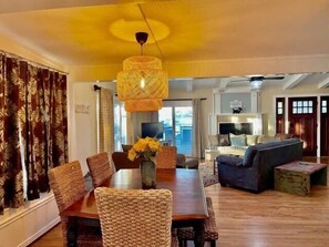 Smart TV, chimenea, reproductor de DVD, libros