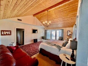 5 habitaciones, escritorio, tabla de planchar con plancha y wifi