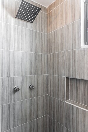 Shower, rainfall showerhead, free toiletries, hair dryer - Pako Stays Downtown - Cancún Centro Luxe Suites (Cancun)