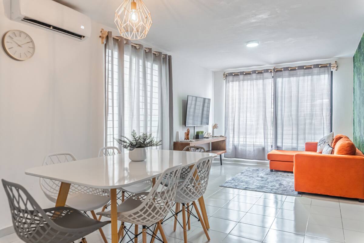 Suite Signature (La Puebla) | Zona de estar | Una televisión LED, Netflix, servicios de streaming