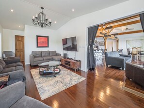 Smart TV, fireplace, books, stereo
