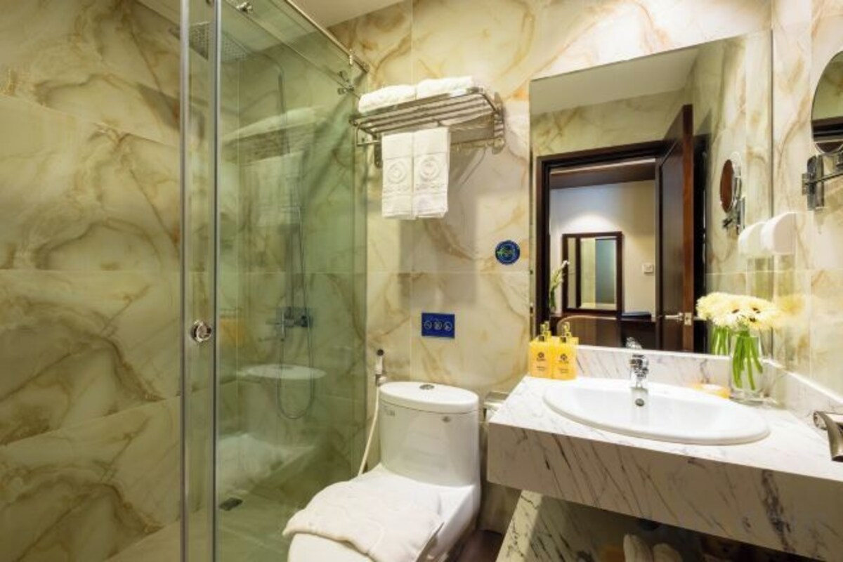 Bathroom | Shower, rainfall showerhead, free toiletries, hair dryer