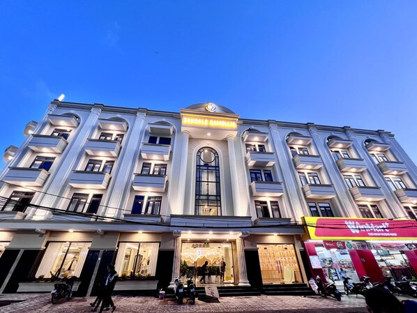 Vista frontal de la propiedad