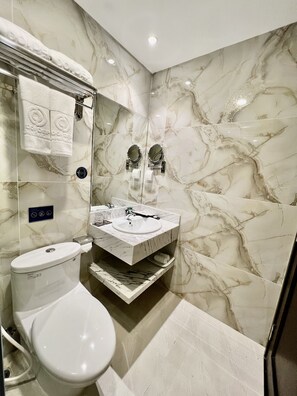 Dusj, regndusjhode, toalettartikler (inkludert) og hårføner