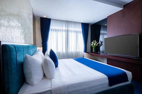 Rom – junior | Minibar, safe på rommet, individuelt innredet og skrivebord