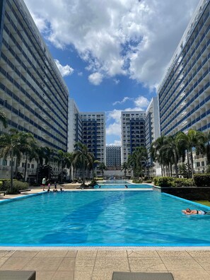Outdoor pool - 1bedroom+Netflix+Across MOA Arena (Pasay)