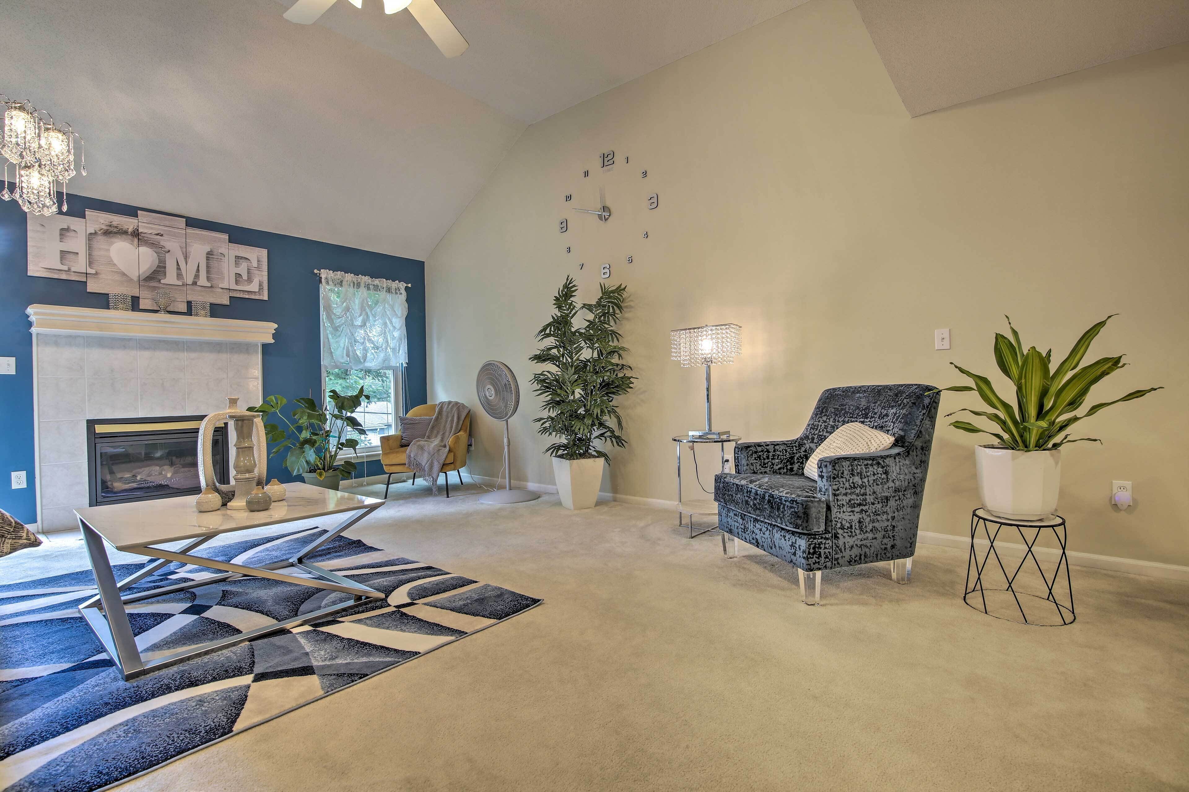 Bright Townhome < 10 Mi to Dtwn Kansas City!