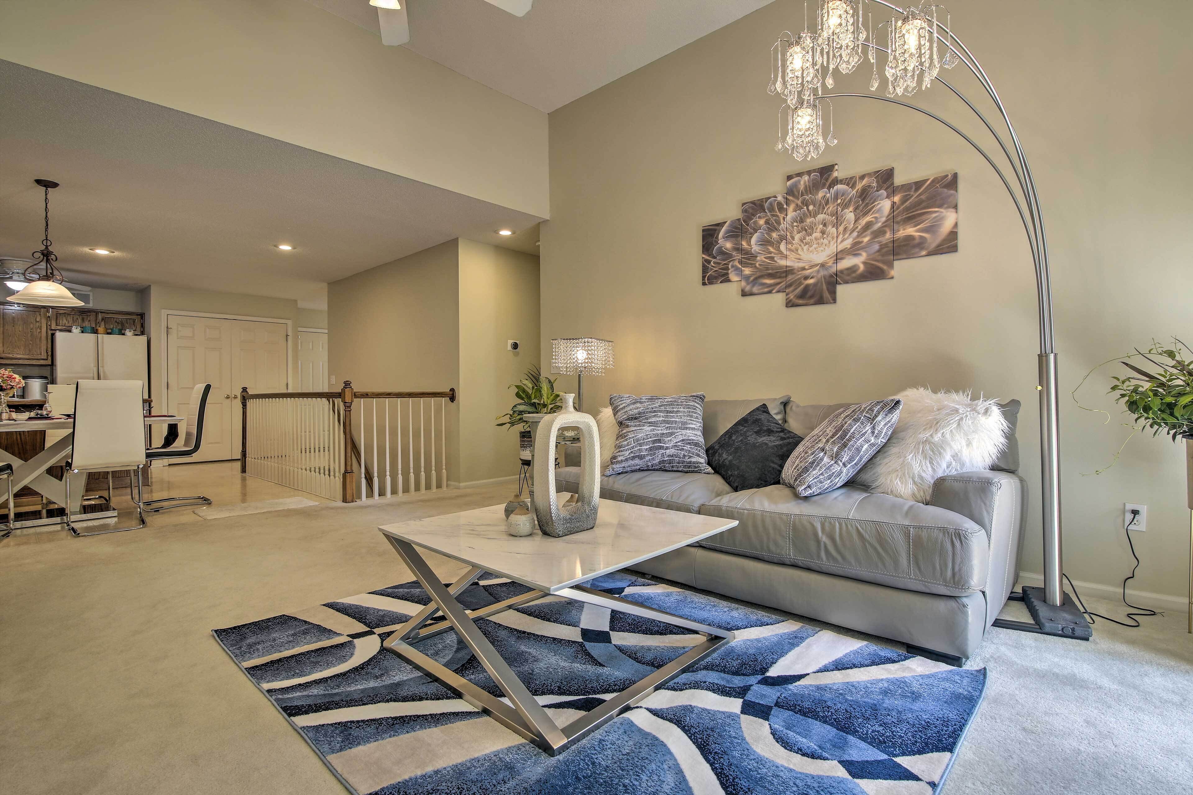 Bright Townhome < 10 Mi to Dtwn Kansas City!