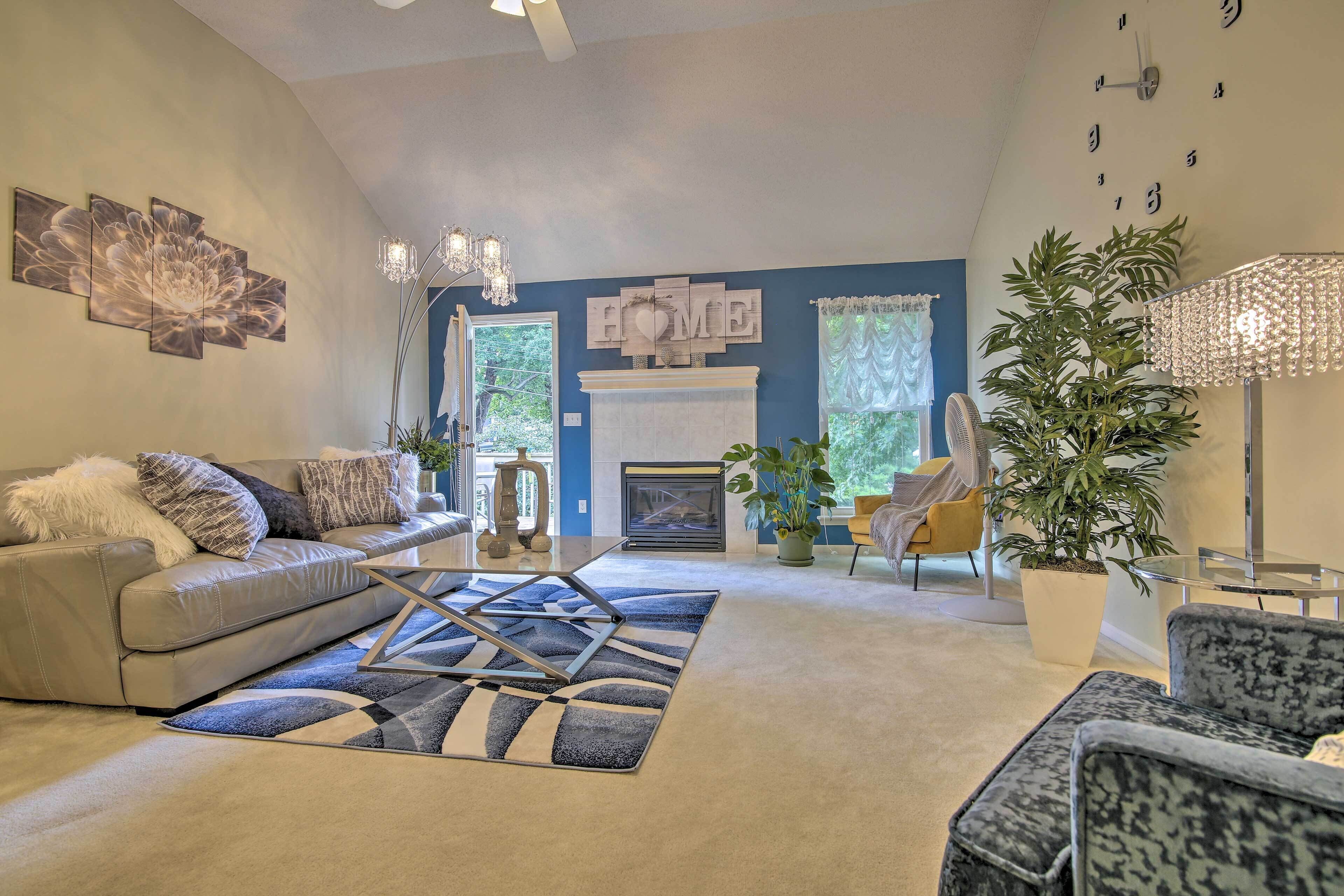 Bright Townhome < 10 Mi to Dtwn Kansas City!