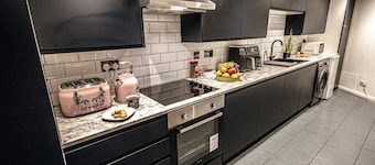 Stylish Super Central Modern Townhouse Retreat