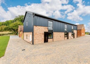 Exterior - Fully Accessible-Disabled Adapted-Hot Tub-Pets (Coughton)