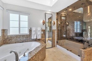 Badewanne, Whirlpool, Haartrockner, Handtücher