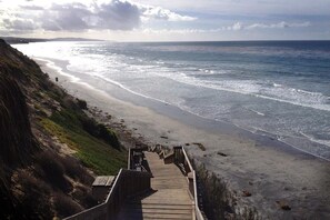Beach nearby, sun loungers, beach towels