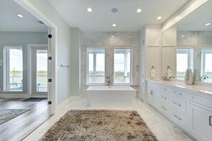 Combined shower/bathtub, jetted bath, hair dryer, towels