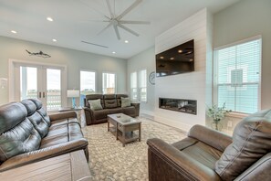 Smart TV, fireplace