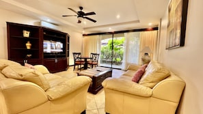 Een smart-tv en boeken