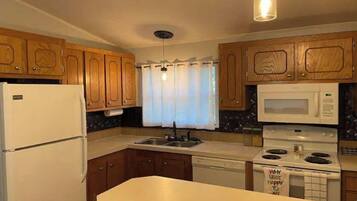 Coffee/tea maker, fridge, microwave, oven
