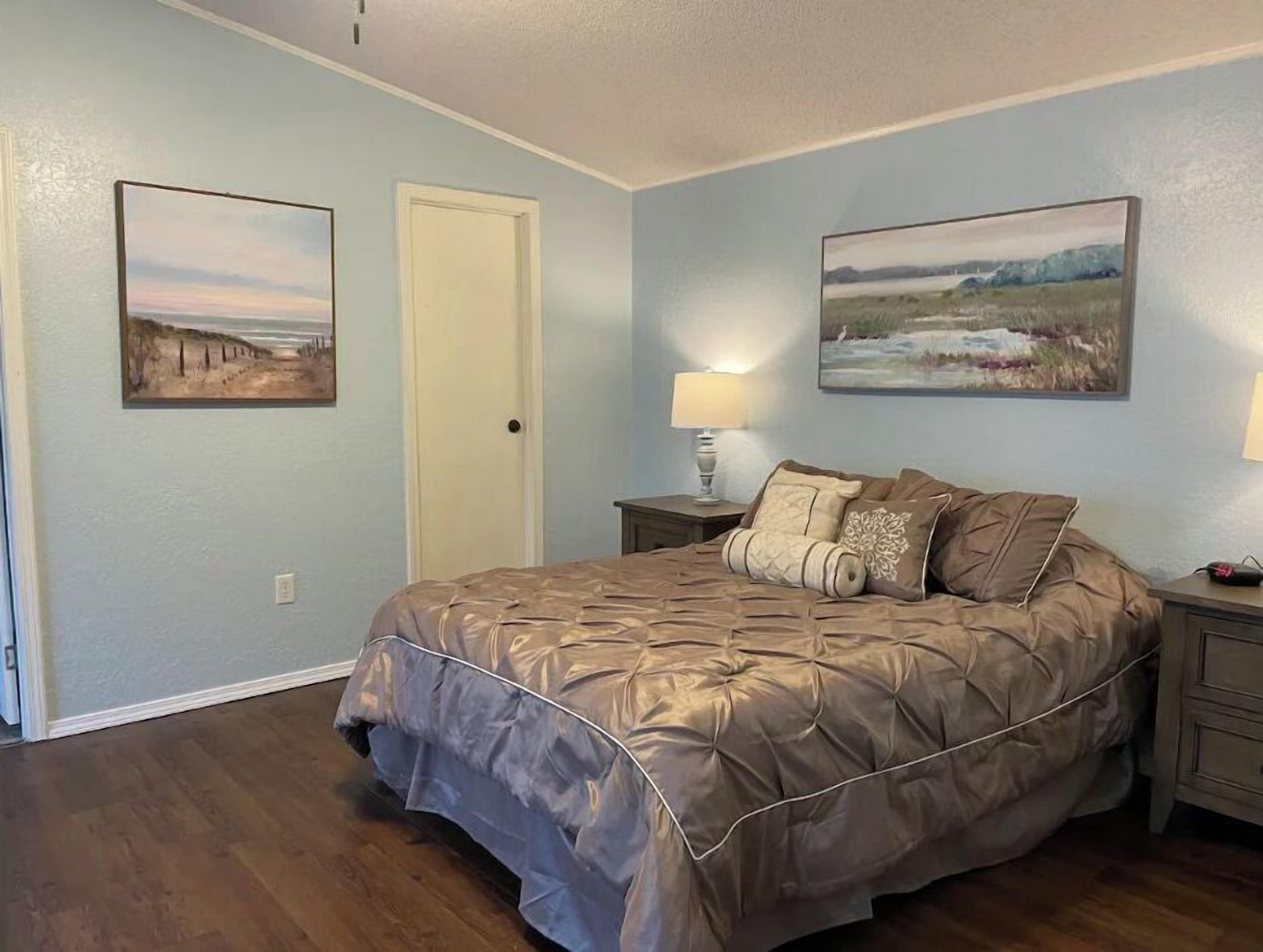 3 bedrooms, desk, iron/ironing board, WiFi (free)