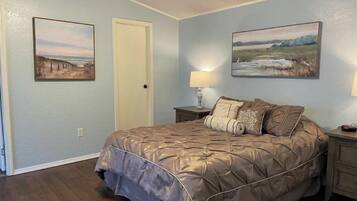 3 bedrooms, desk, iron/ironing board, WiFi (free)