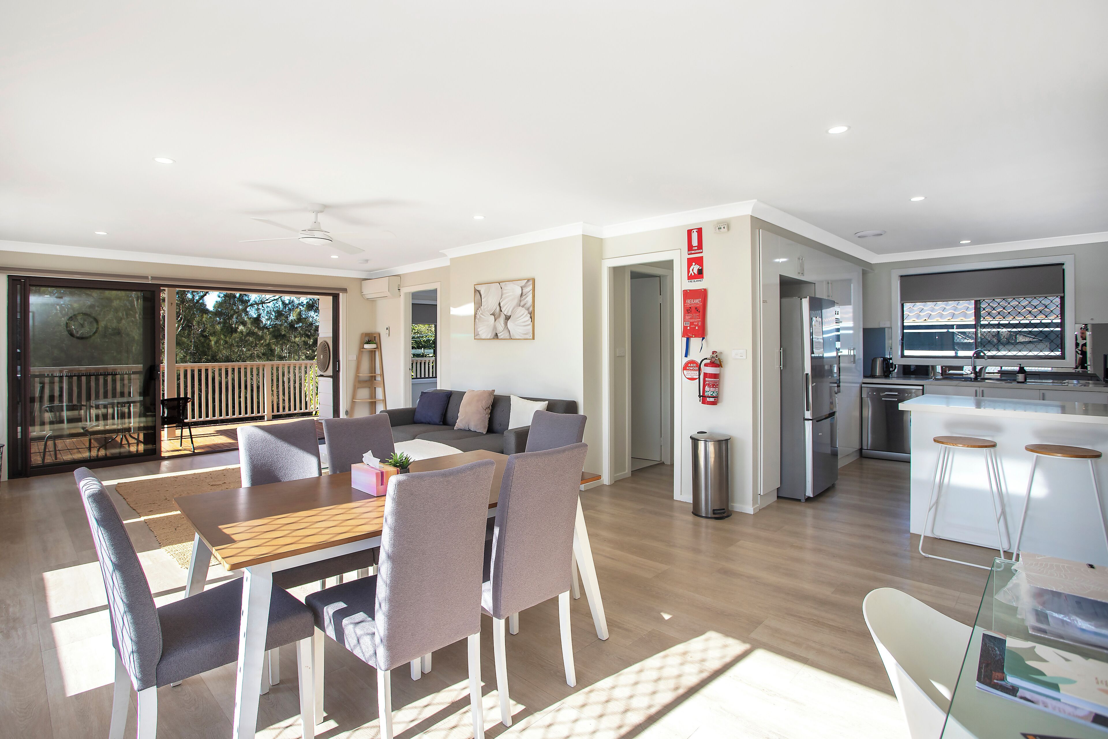 Un intérieur moderne comprenant un coin repas, un canapé, une cuisine et un balcon.