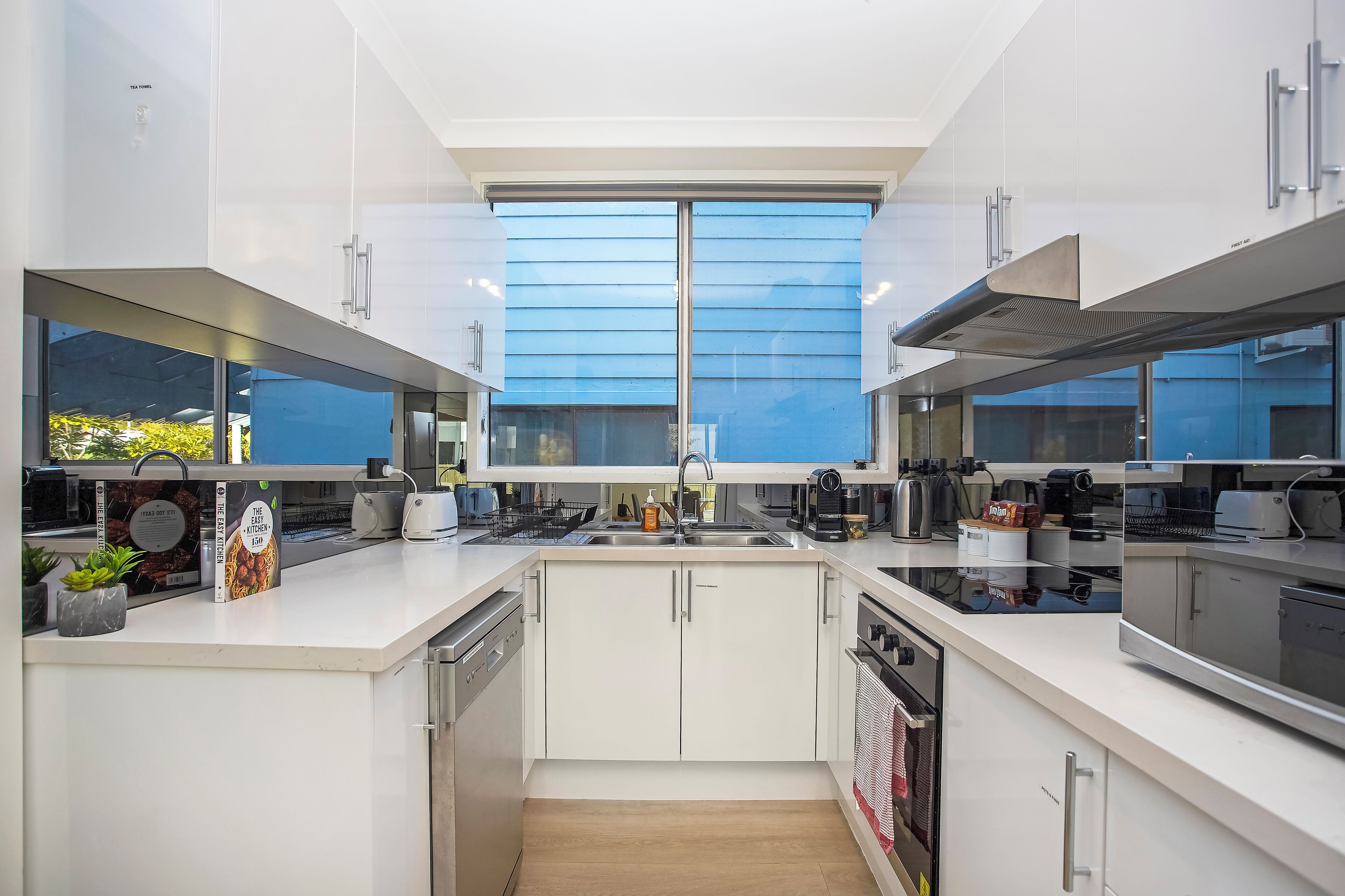 Cosy Renovated 2 Bed cottage on the water