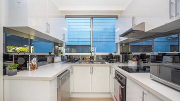 Geladeira, micro-ondas, fogão, cooktop