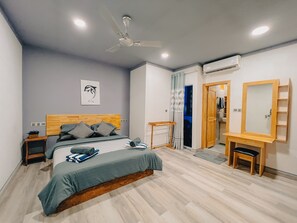 6 bedrooms, desk, iron/ironing board, free WiFi