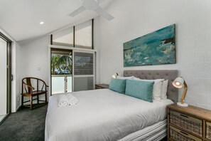 4 bedrooms, iron/ironing board, travel cot, free WiFi - *Newly listed* - Deluxe Beachfront Penthouse On Main Beach (Byron Bay)