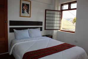 4 bedrooms, desk, free WiFi, bed sheets