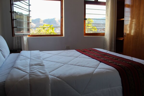 4 bedrooms, desk, free WiFi, bed sheets