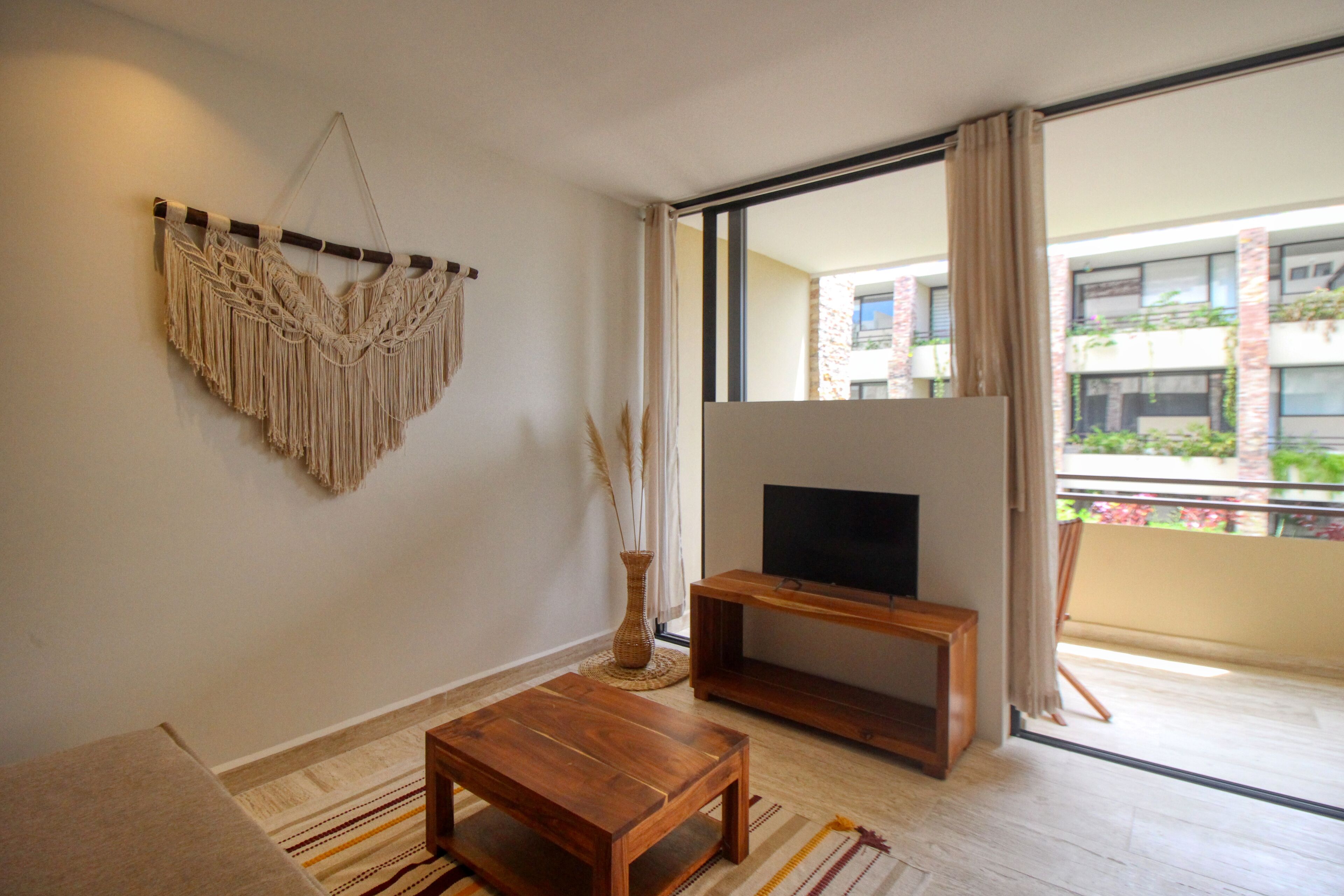 Stylish Centro studio with private balcony, rooftop pool, gym, & pool table