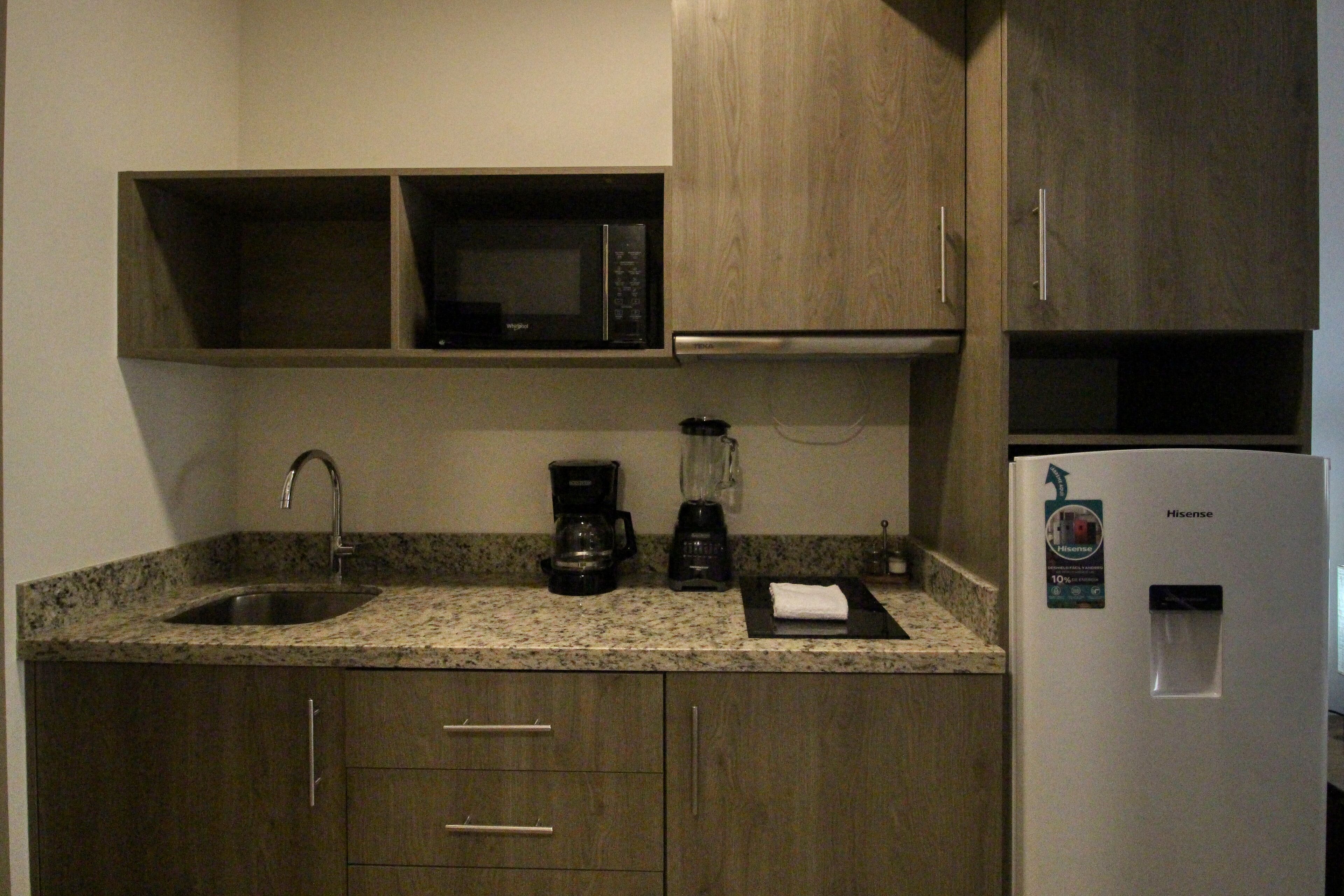 Stylish Centro studio with private balcony, rooftop pool, gym, & pool table