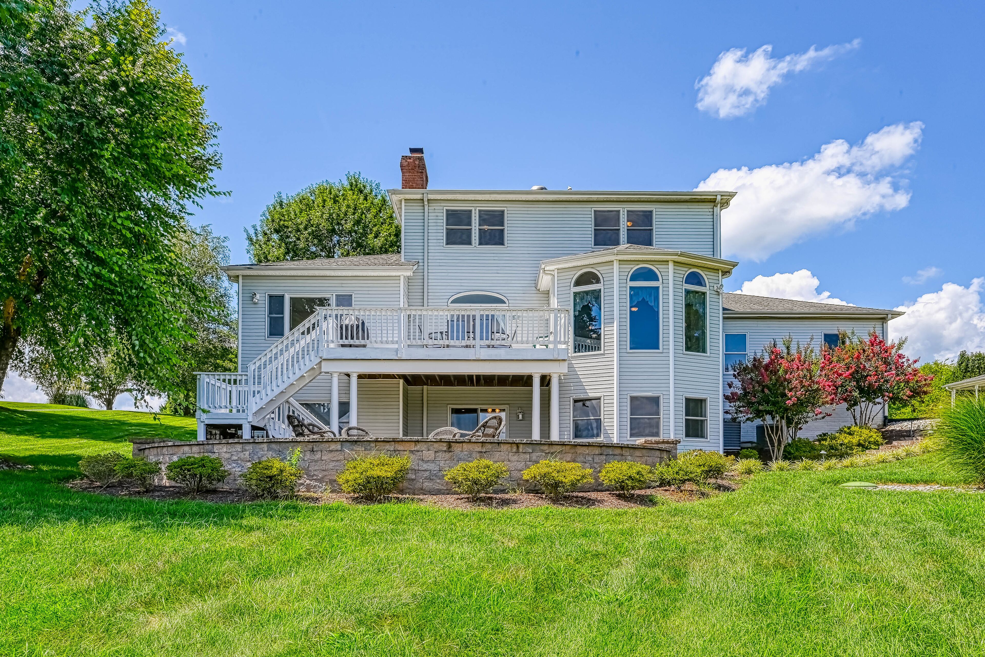 High-end lakefront home with dock, volleyball, Ping-Pong, 2 firepits & kayaks