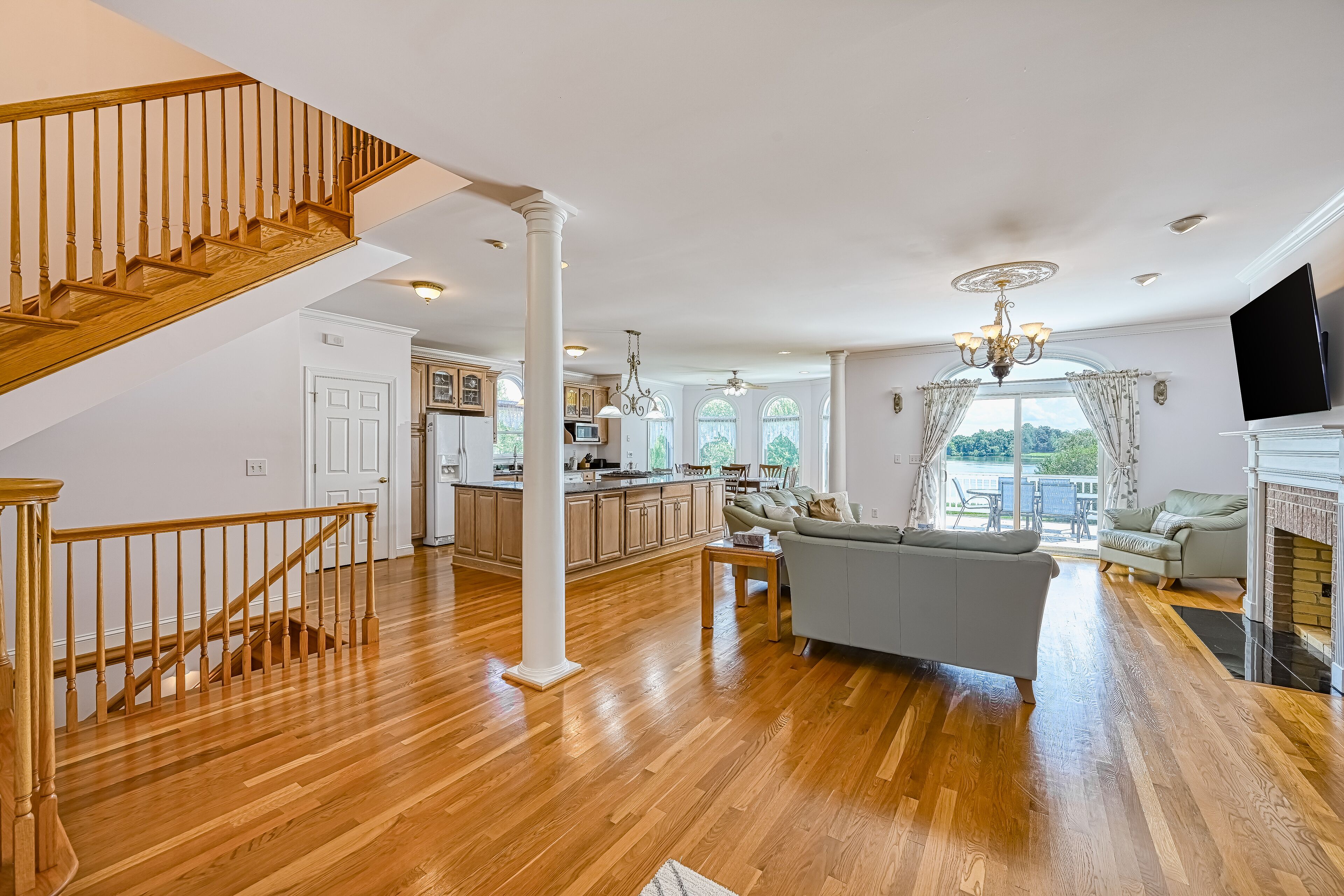 High-end lakefront home with dock, volleyball, Ping-Pong, 2 firepits & kayaks