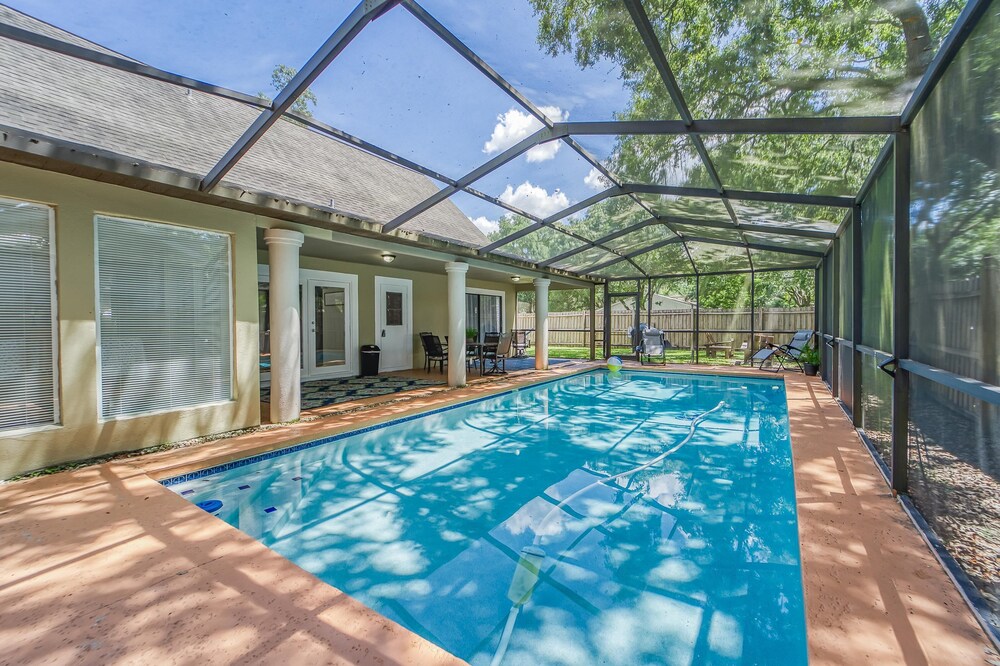 Large Tampa Private Pool home*Near Amusement Parks and beach