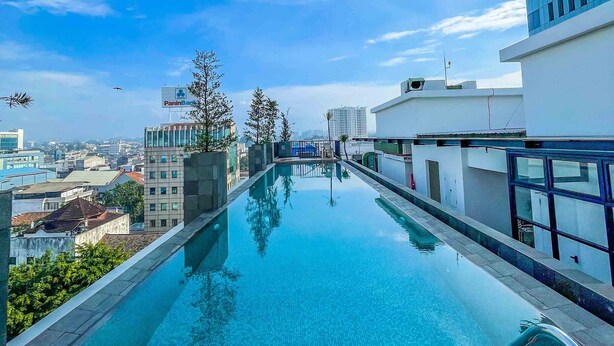 Kolam renang rooftop
