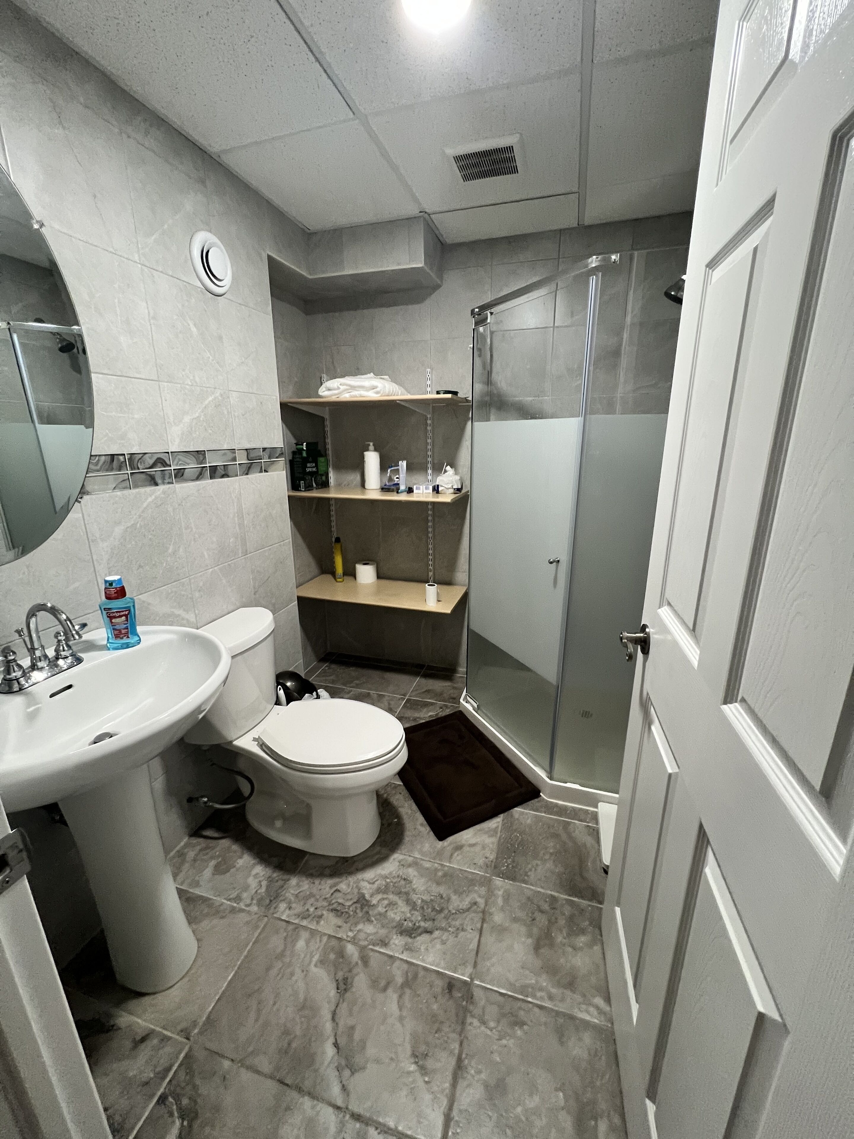 One bedroom suite + parking + private space +5 mins from major shopping centres