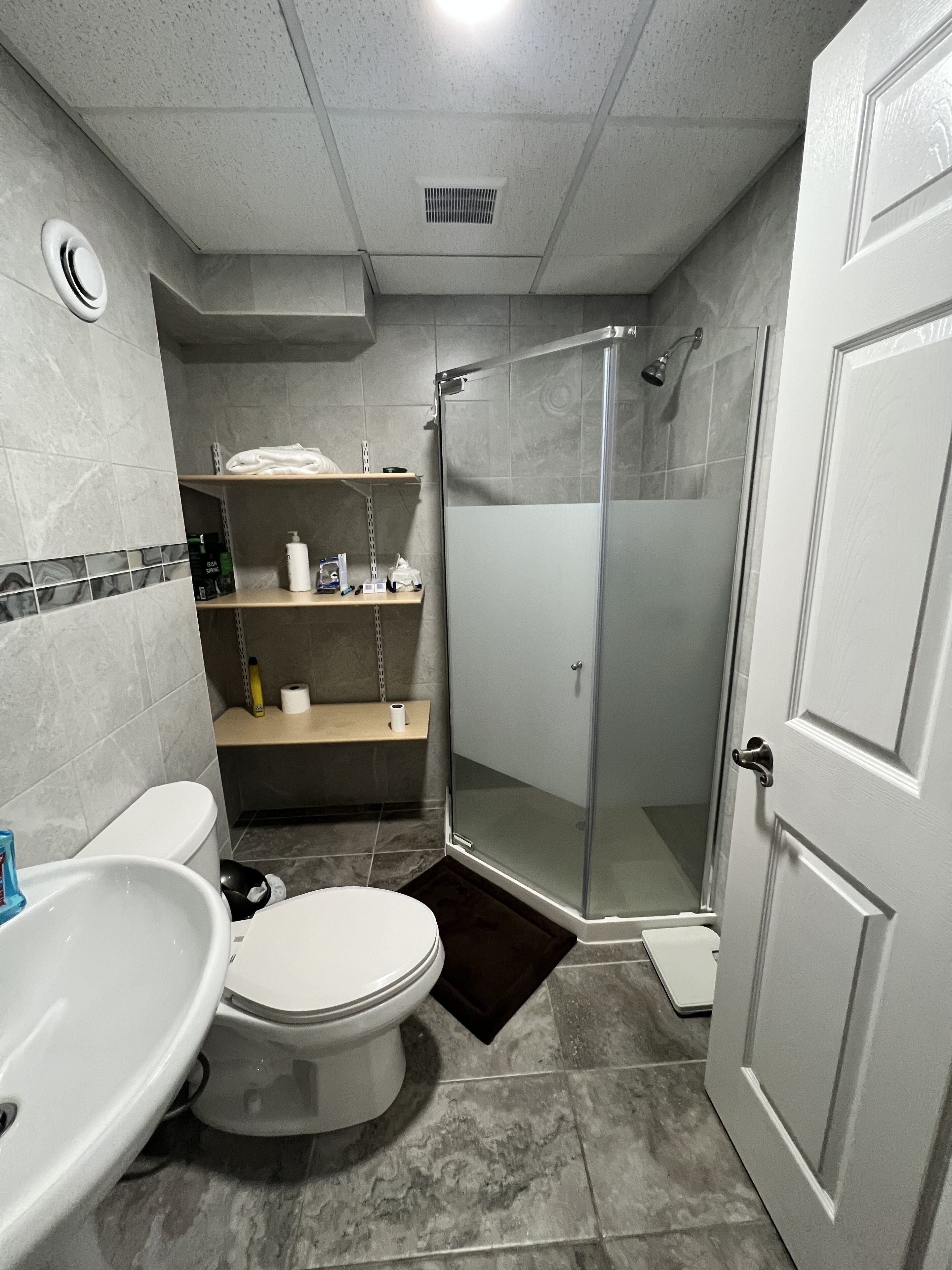 One bedroom suite + parking + private space +5 mins from major shopping centres